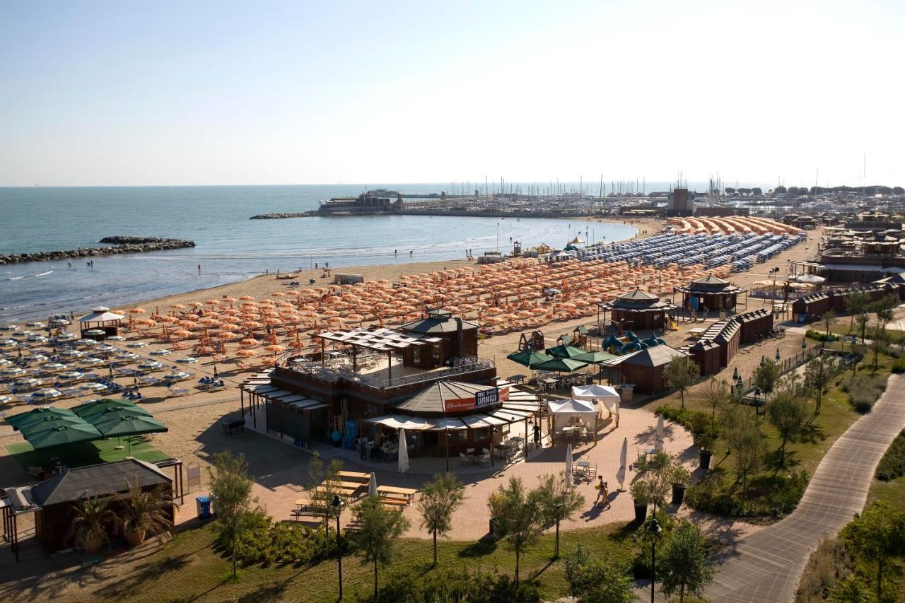 Hotel Betty Personal Style And Beach Village Ріміні Екстер'єр фото
