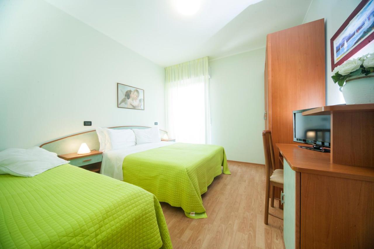 Hotel Betty Personal Style And Beach Village Ріміні Екстер'єр фото