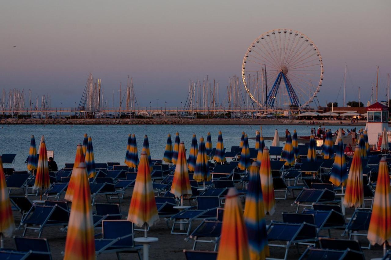 Hotel Betty Personal Style And Beach Village Ріміні Екстер'єр фото