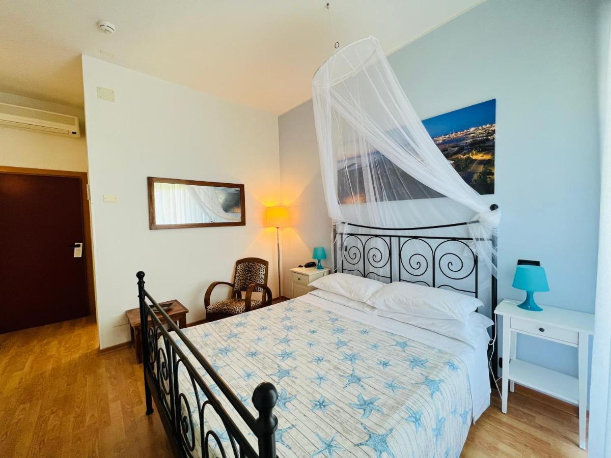 Hotel Betty Personal Style And Beach Village Ріміні Екстер'єр фото