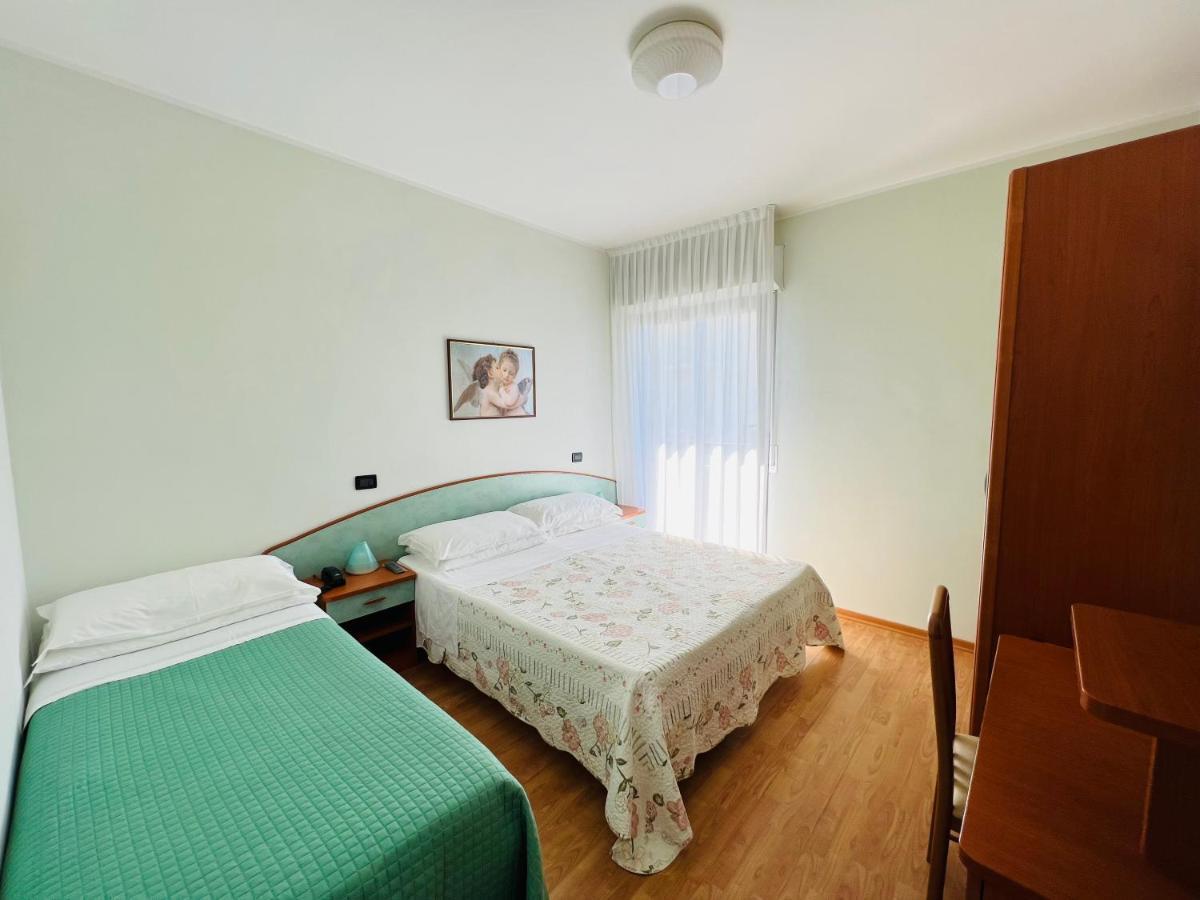 Hotel Betty Ріміні Екстер'єр фото