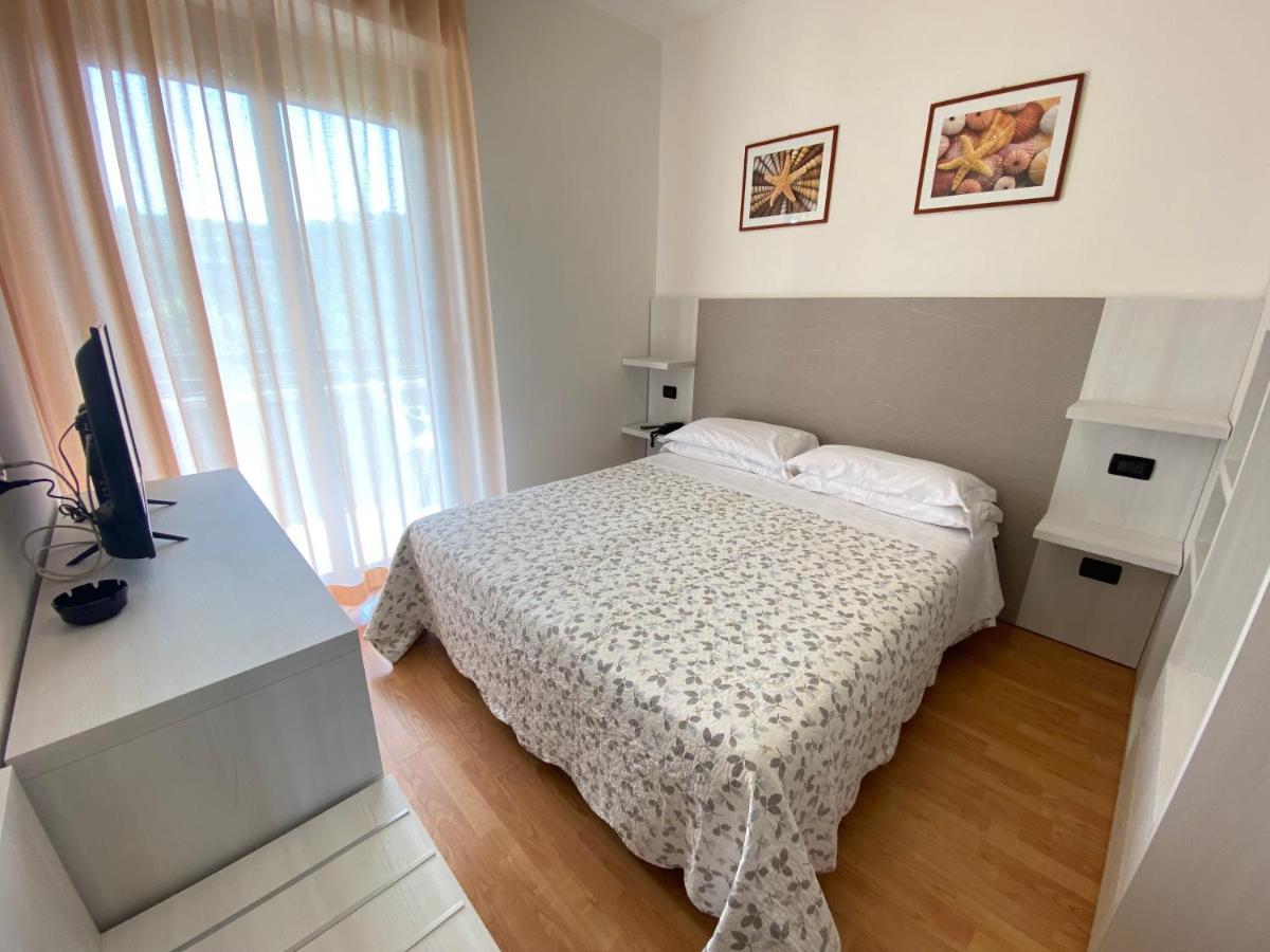Hotel Betty Personal Style And Beach Village Ріміні Екстер'єр фото