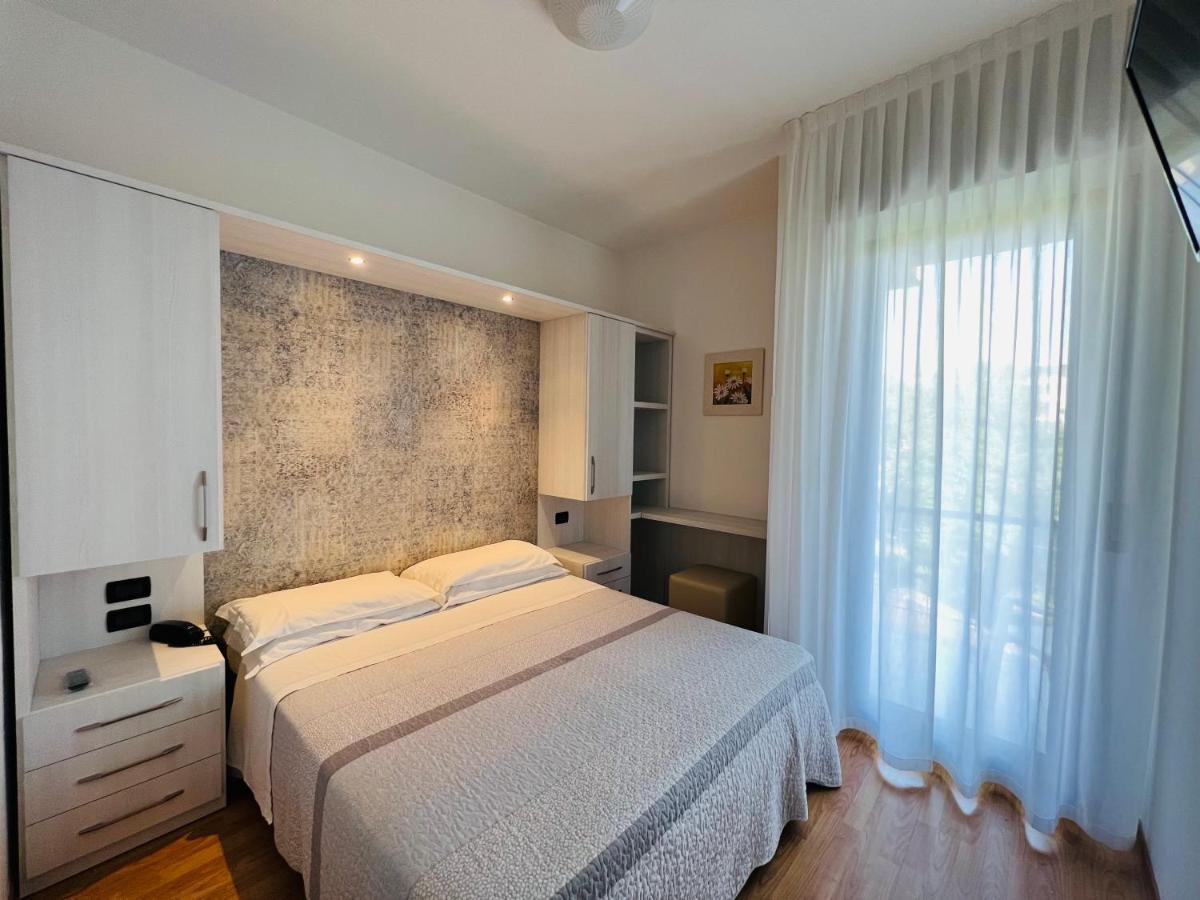Hotel Betty Personal Style And Beach Village Ріміні Екстер'єр фото