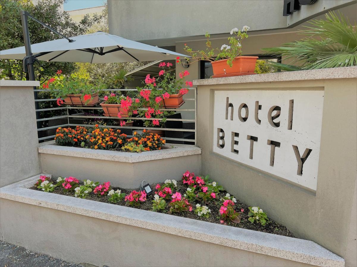 Hotel Betty Ріміні Екстер'єр фото