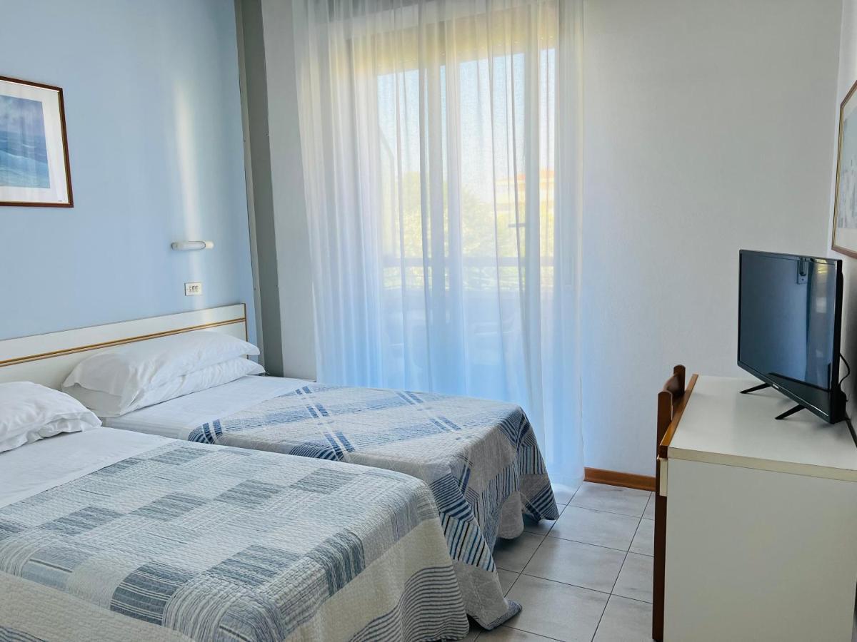 Hotel Betty Personal Style And Beach Village Ріміні Екстер'єр фото