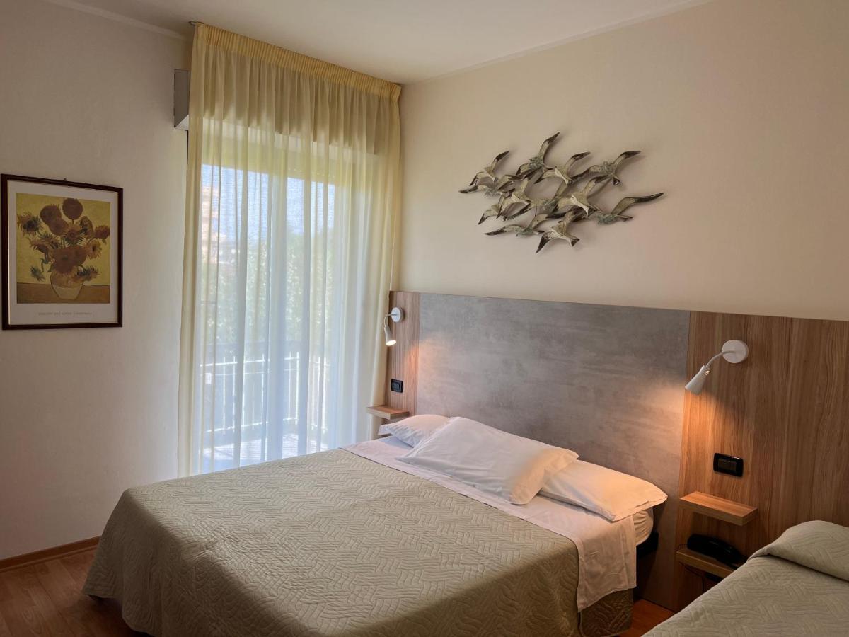 Hotel Betty Personal Style And Beach Village Ріміні Екстер'єр фото