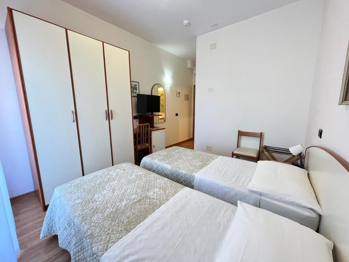 Hotel Betty Personal Style And Beach Village Ріміні Екстер'єр фото