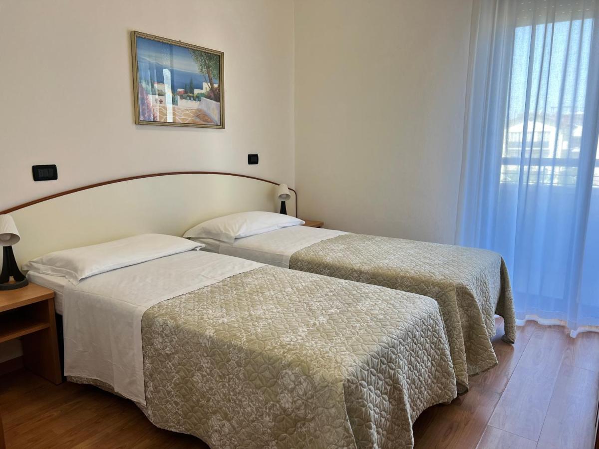 Hotel Betty Personal Style And Beach Village Ріміні Екстер'єр фото