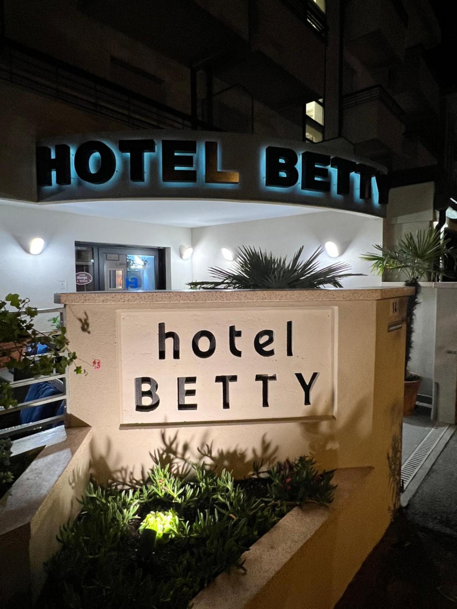 Hotel Betty Personal Style And Beach Village Ріміні Екстер'єр фото