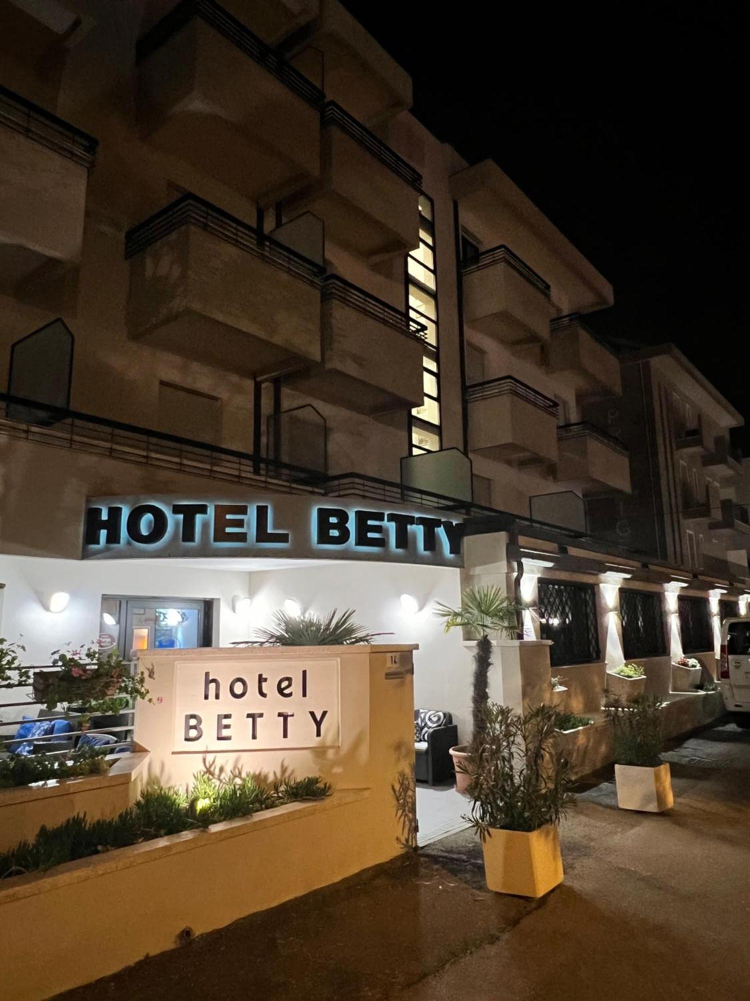 Hotel Betty Personal Style And Beach Village Ріміні Екстер'єр фото